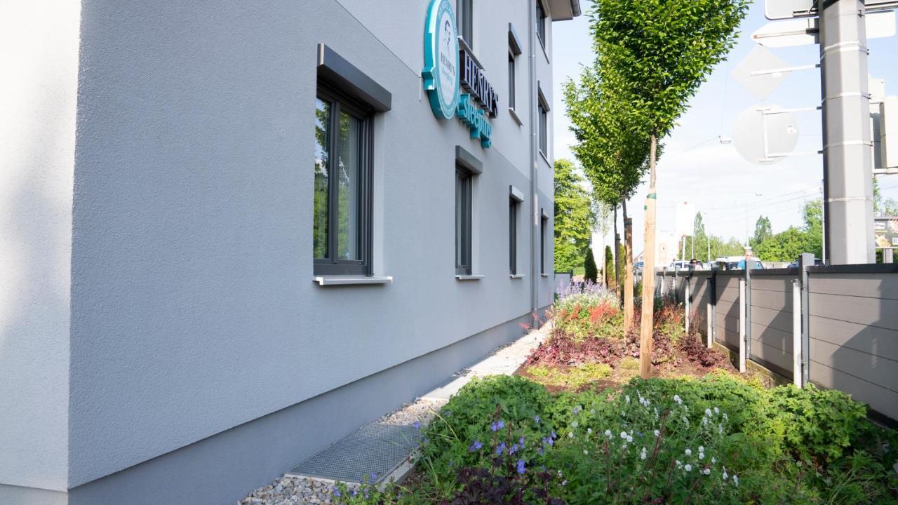 Henrys Sleeping Am Augsburger Eiskanal Exteriör bild