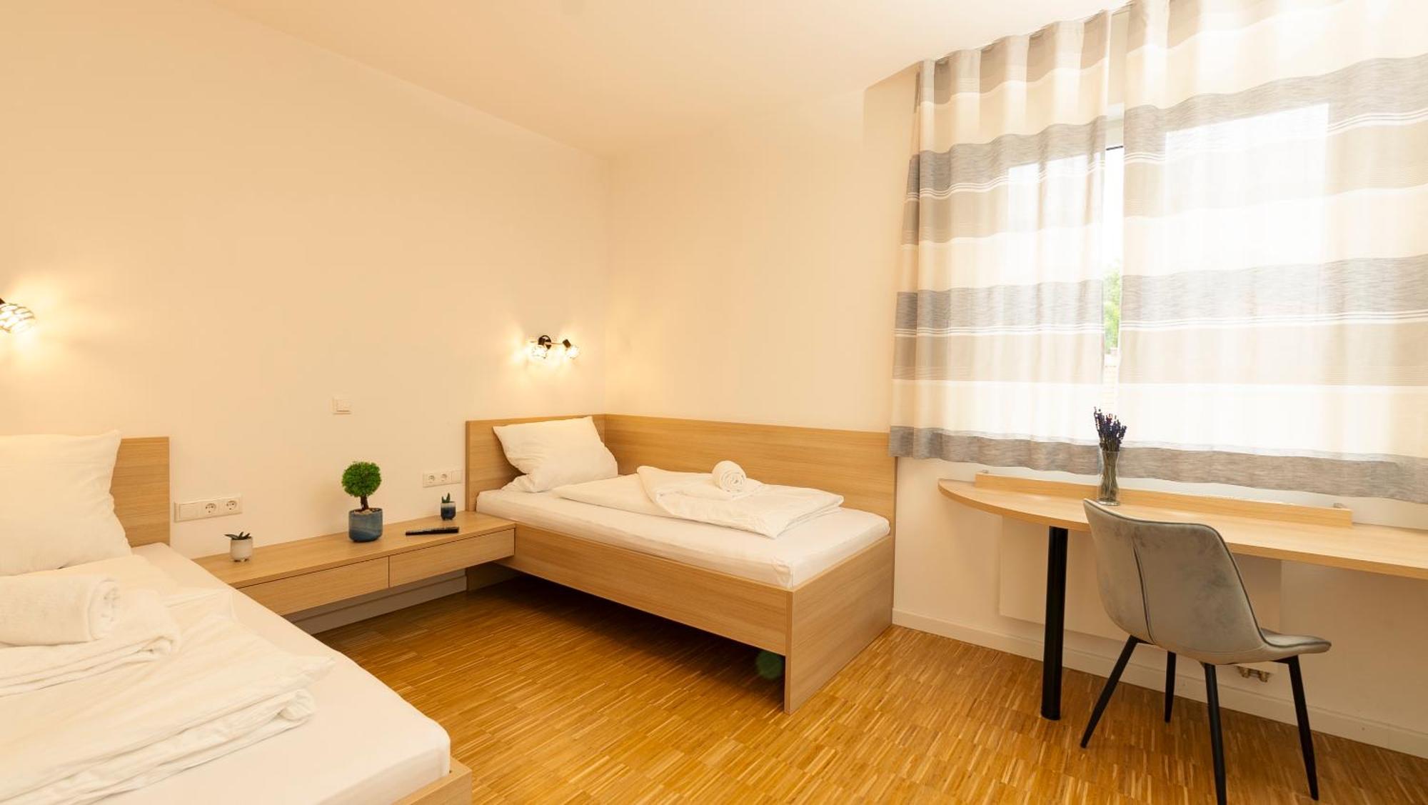 Henrys Sleeping Am Augsburger Eiskanal Exteriör bild